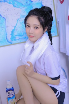 自己脱了个精光